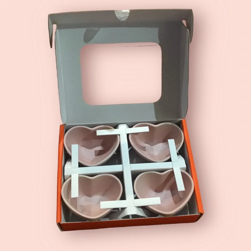 Le Creuset Stoneware Mini Heart Bowls Set of 4 (Sugar Pink) - Picture 3 of 4